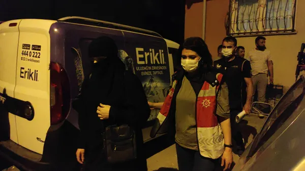 son-dakika-istanbul-merkezli-3-ilde-deas-operasyonu-32-kisi-gozaltina-alindi-1624409424692.jpg Son dakika: İstanbul merkezli 3 ilde DEAŞ operasyonu: 32 kişi gözaltına alındı