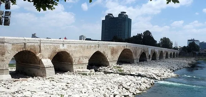 Adana’da tarihe saygısızlık! 16 asırlık köprüye yine sprey boyayla yazı yazdılar