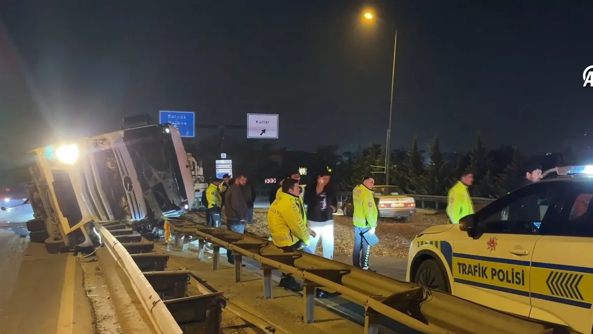 Kocaeli'de feci kaza: Yonga yüklü TIR devrildi