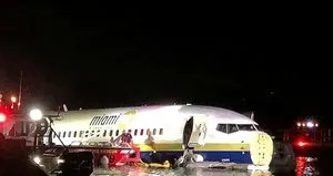 ABD’de uçak pistten çıkıp nehre indi!