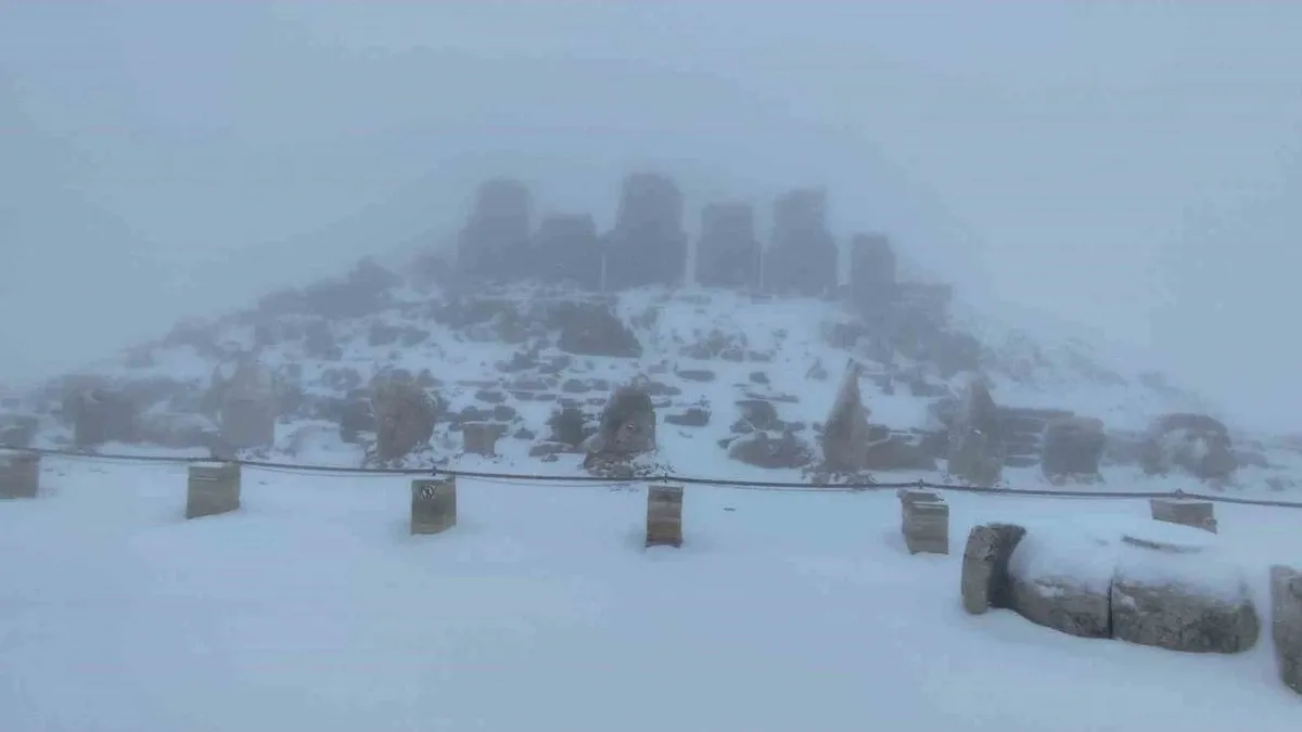 Nemrut Dağı'na mevsimin ilk karı yağdı