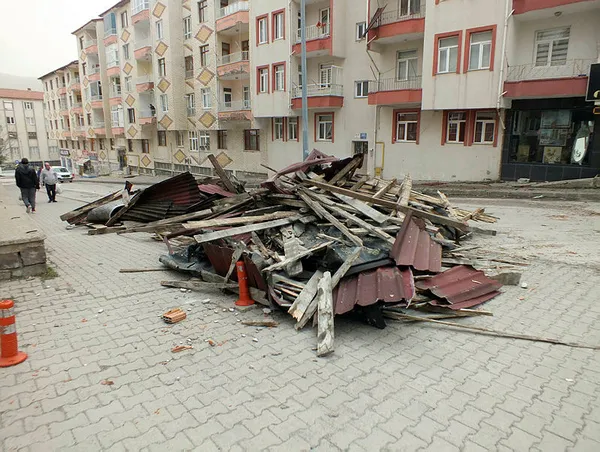 Kuvvetli rüzgarlar Türkiye'yi etkisi altına aldı! Ankara ve birçok ilde çatılar uçtu - 2