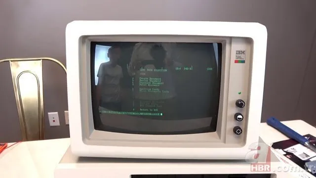 Dünyanın ilk bilgisayarının içini açtılar