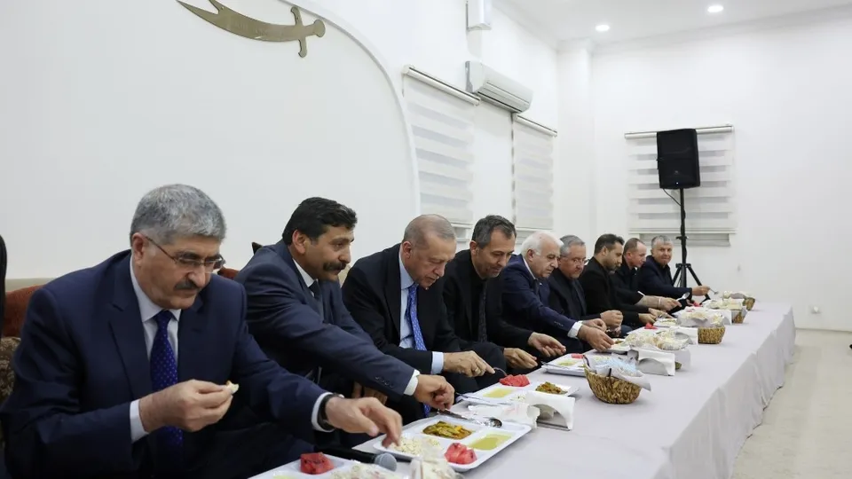 Başkan Erdoğan, İstanbul’da Ali Baba Cem Evi'nde Muharrem ayı iftar programına katıldı! Kur'an-ı Kerim hediye edildi