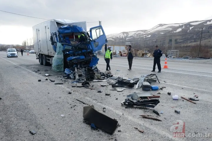 Kamyon yolcu otobüsüne çarptı! 5