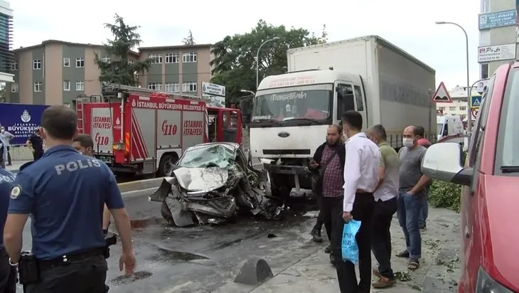 İstanbul’da kontrolden çıkan kamyon ortalığı savaş alanına çevirdi
