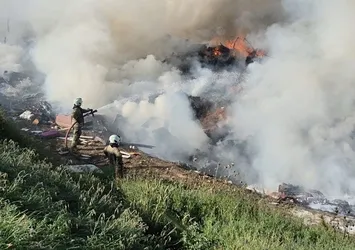 Sultangazi'de katı atık toplama merkezinde yangın