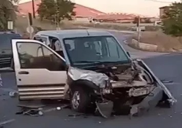 Elazığ'da kazalar peş peşe geldi! 2 yaralı...