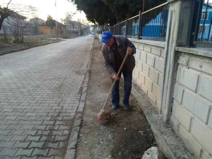 denizlide-bir-garip-temizlik-hikayesi-mahallesini-temizleyen-adama-temizlik-iscilerinden-tepki-1579214001907.jpg Denizli’de bir garip temizlik hikayesi! Mahallesini temizleyen adama temizlik işçilerinden tepki - 1