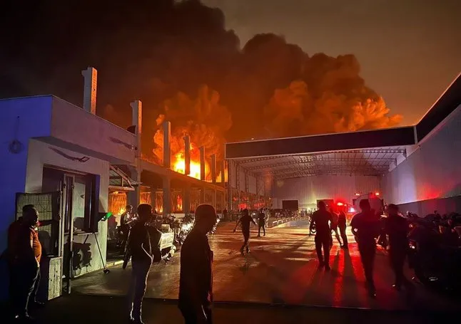 Adana’da korkutan fabrika yangını!