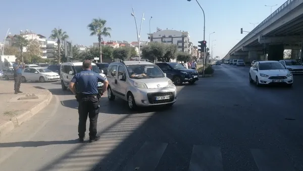 antalyada-ilginc-olay-aracini-yol-ortasinda-birakip-baska-araca-binip-gitti-1667656108861.jpg Antalya’da ilginç olay! Aracını yol ortasında bırakıp başka araca binip gitti - 1