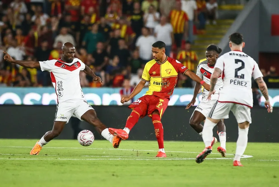 izmirde-gol-yagmuru-goztepe-gaziantep-fk-maci-geceye-damga-vurdu-1788804940606.jpeg İzmir'de gol yağmuru! Göztepe-Gaziantep FK maçı 6 gole sahne oldu - 1