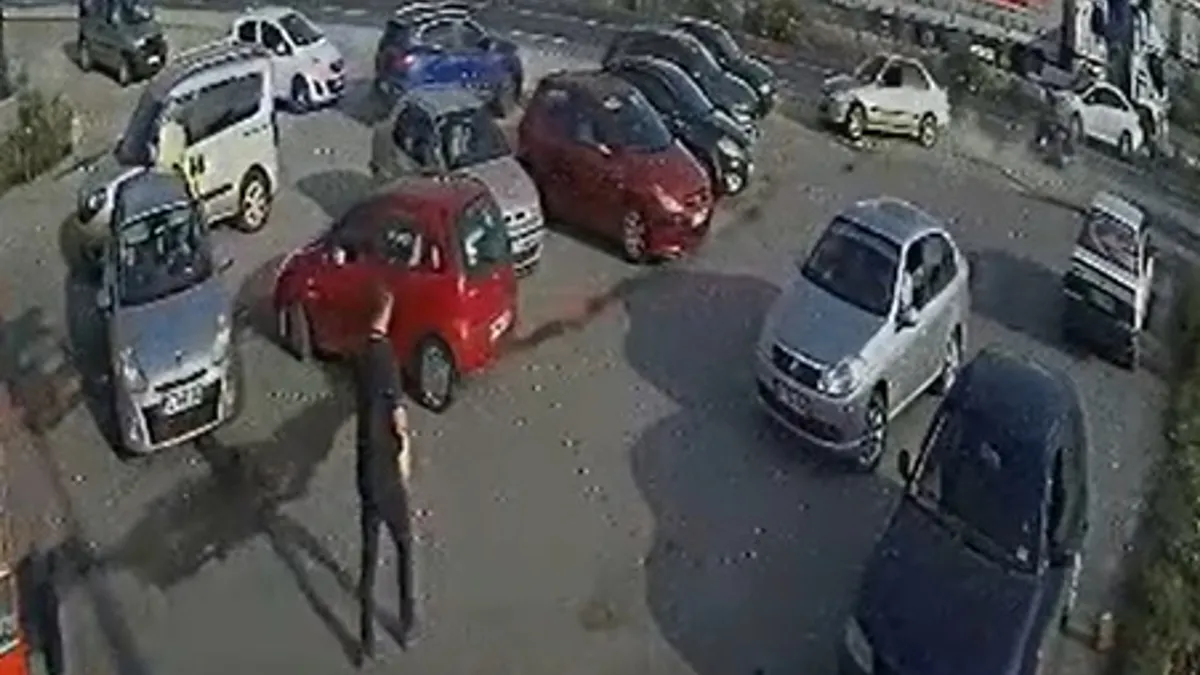 Zonguldak'ın Ereğli ilçesinde otomobil önce motosiklete, ardından park halindeki 5 araca çarptı: 3 yaralı! Kaza anı kamerada