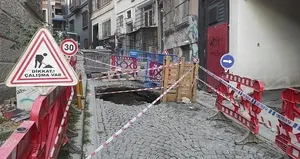 İstanbul Beyoğlu’nda yol çöktü
