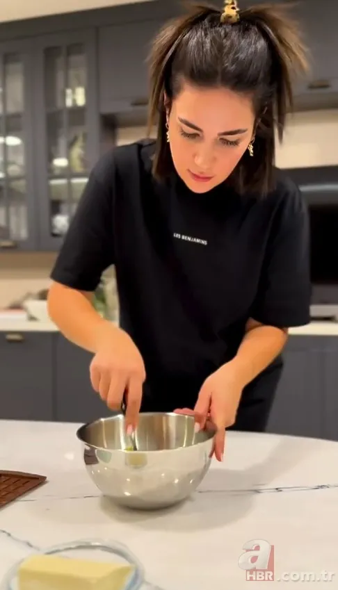 Buse Varol oğlu Burak ile 'Dubai çikolatası' yaptı! Yerken mest oldular... 4