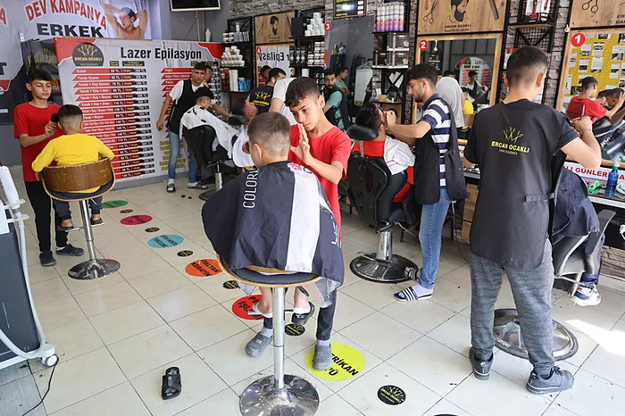 Banka sırası değil tıraş kuyruğu! Yoğunluk giderek artıyor - 1