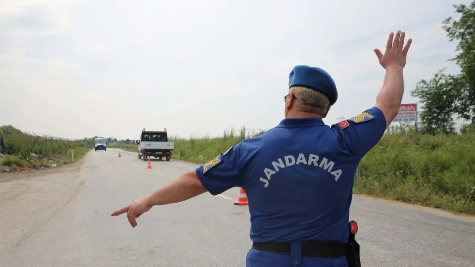 Jandarma yeni yazlık üniformalarıyla görev yapıyor