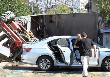 Traktör yüklü kamyon yokuşu çıkamadı dehşet saçtı! Önce araçlara sonra gecekonduya çarptı