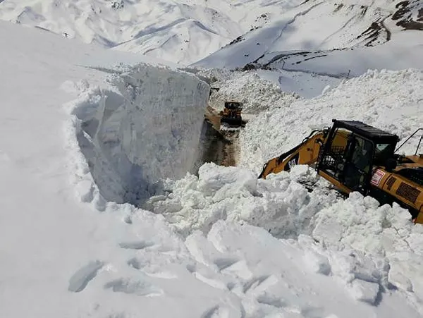 Askeri üs bölgesinin yolunu kar tünelleri oluşturarak açtılar - 1