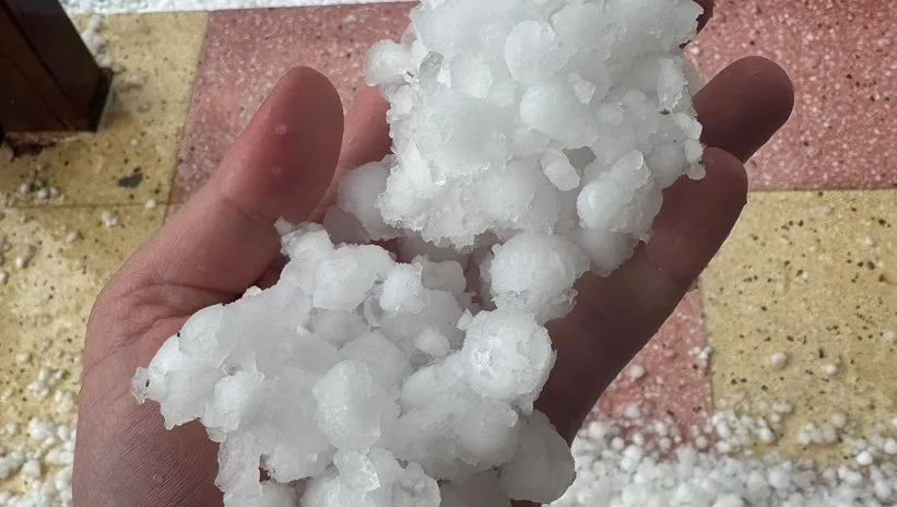 Ceviz büyüklüğünde yağdı! Beyaza büründü