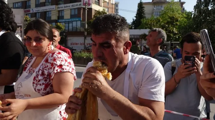 15 metre böreği mideye indirdi! Bursa’da renkli görüntüler