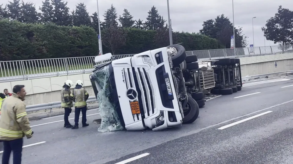 Bakırköy'de LNG yüklü tanker devrildi! Sızıntı nedeniyle yol trafiğe kapatıldı