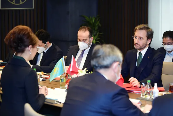 İletişim Başkanı Altun Kazak Bakan Balayeva ile bir araya geldi