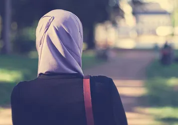 Fransa'da başörtüsüne alçak saldırı! Avukat adayına çirkin muamele