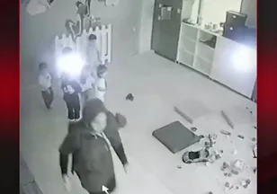 KENDİLERİNİ UNUTUP ÇOCUKLARA SARILDILAR