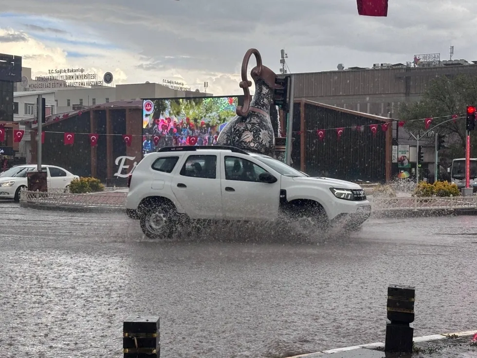 Erzincan’da sağanak sonrası cadde ve sokaklar su altında - 1