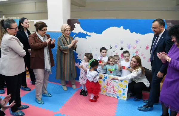 Emine Erdoğan Ukrayna'dan getirilen yetim çocuklarla buluştu - 2
