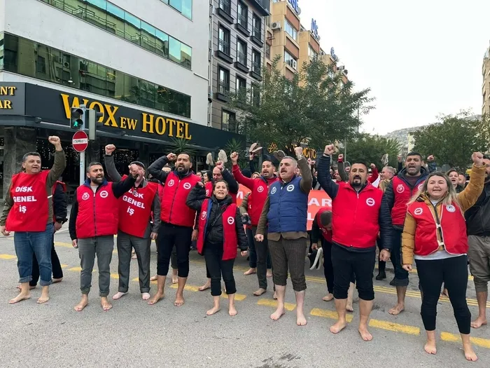 İzmir’de çıplak ayaklı isyan! On binlerce belediye işçisi maaş gaspına karşı sokağa döküldü