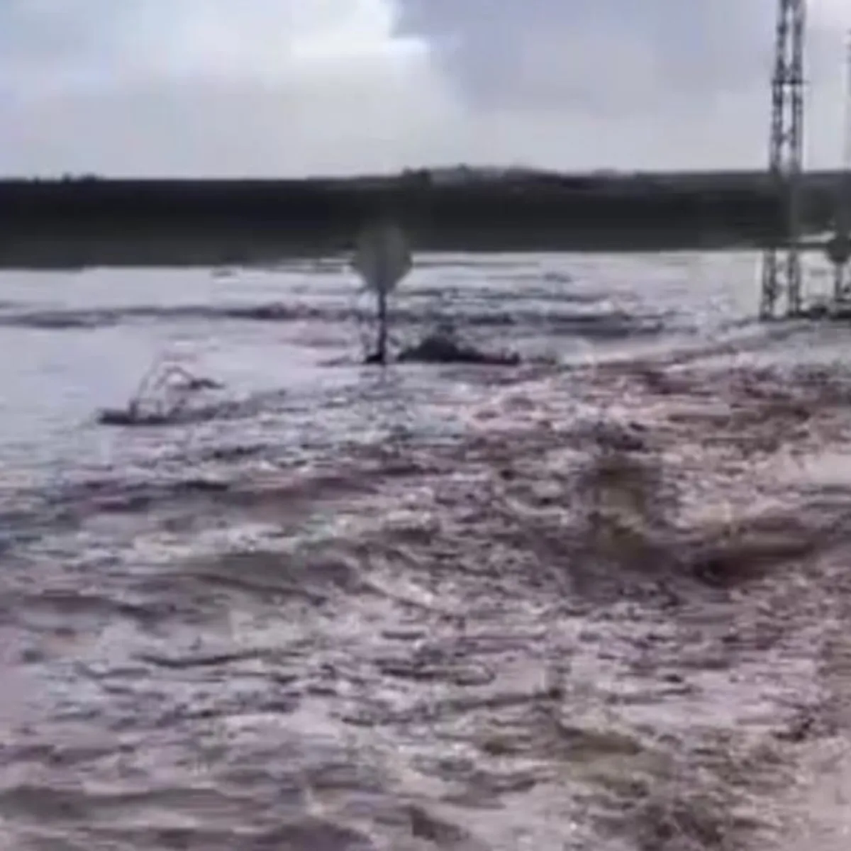 Nizip'te sağanak sonrası yollar göle döndü, kırsal mahallelerde sel meydana geldi