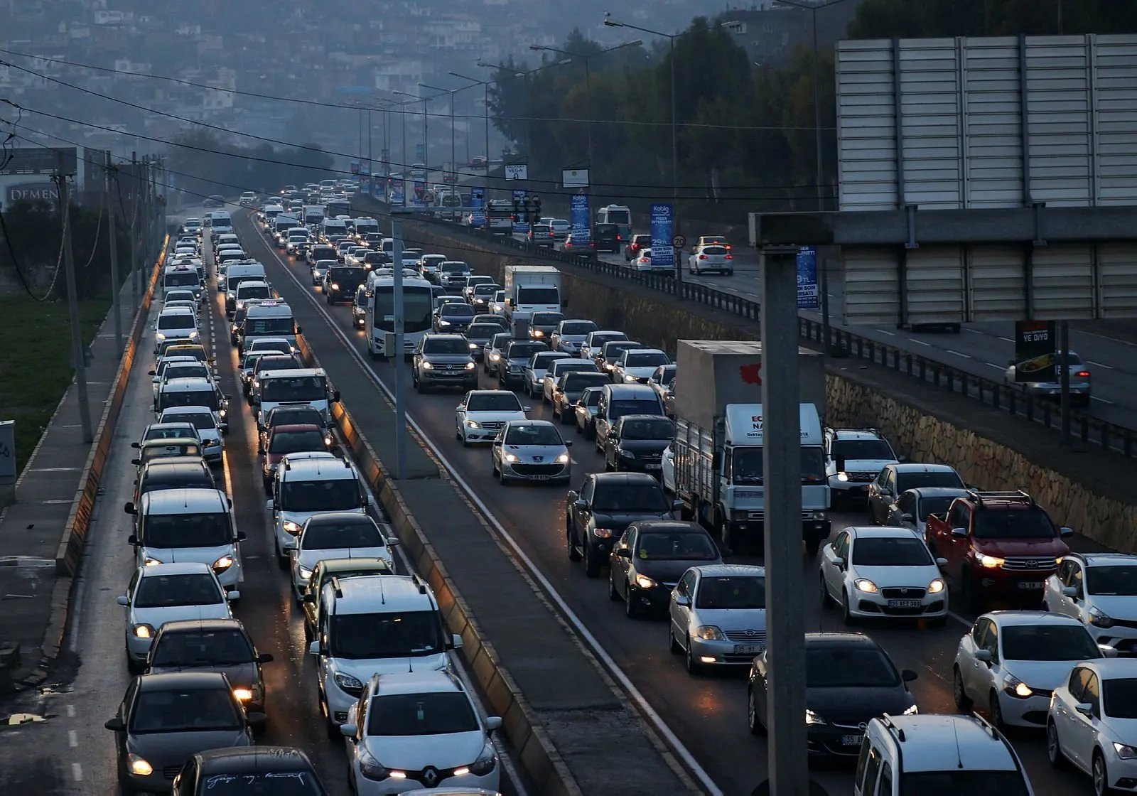 son dakika izmir altinyol da trafik kazasi 3 kasim izmir altinyol trafik durumu