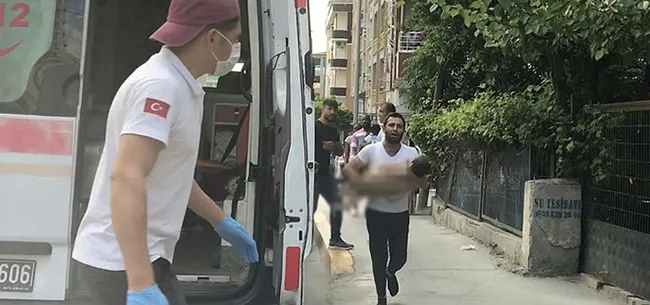 İstanbul’da kucağında çocuğuyla ambulansa koşan babanın feryadı yürek yaktı - 1