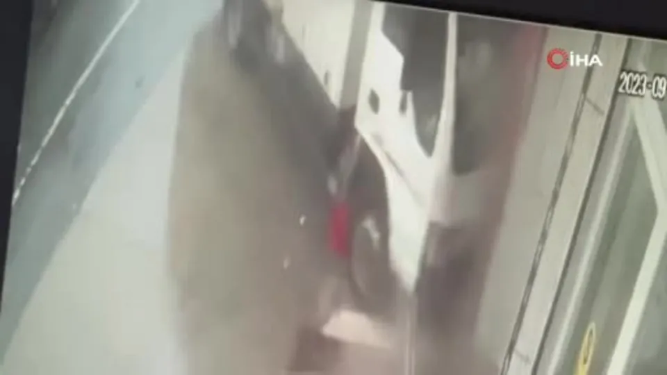 Arnavutköy’de kontrolden çıkan kamyonet markete daldı! İşte kaza anı