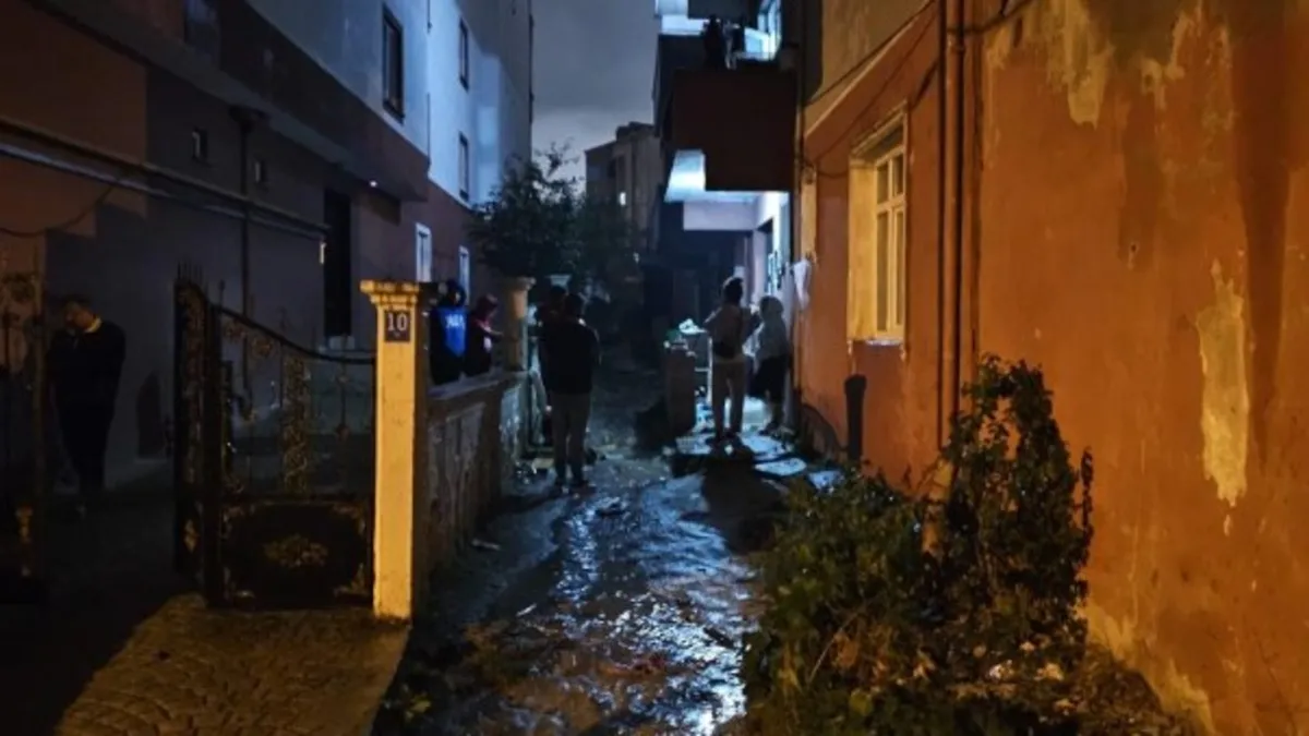 Tekirdağ'da sağanak felakete döndü! Evi lağım suyu bastı araç çukura saplandı