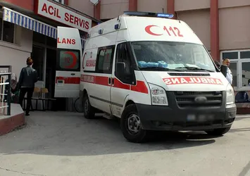 Otomobil bariyerlere çarptı: 4 yaralı