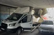 Bayrampaşa’da bir kamyonet alt geçide sıkıştı