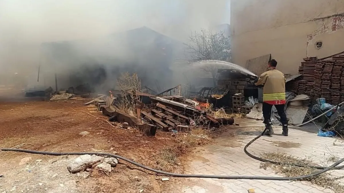 Hatay'da korkunç yangın: Evde çıkan yangın otomobile sıçradı