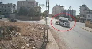 Motosiklet, minibüse ok gibi saplandı
