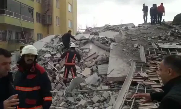 son-dakika-malatyada-5-katli-bina-coktu-enkaz-altinda-kalan-var-mi-1679662277804.jpg Son dakika! Malatya'da 5 katlı bina çöktü: Enkaz altında kalan var mı? - 2