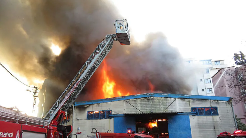 Maltepe Cevizli’de iş yeri yangını
