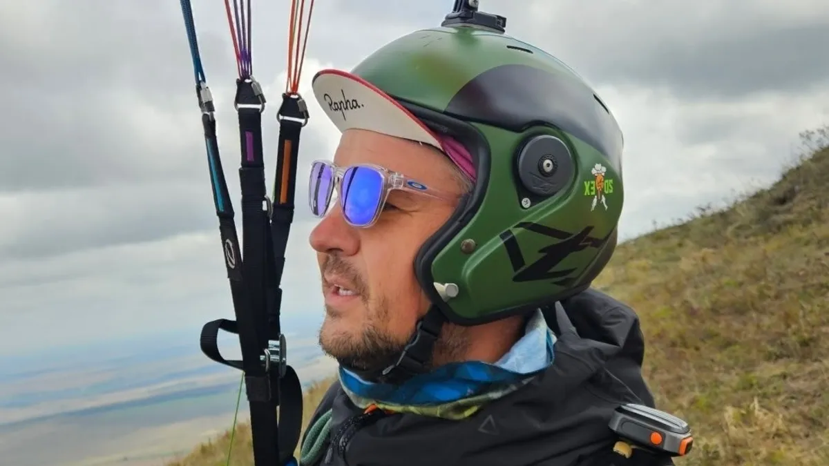 Paraşütün kontrolünü kaybeden pilot kayalıklara çarptı! 1 ölü