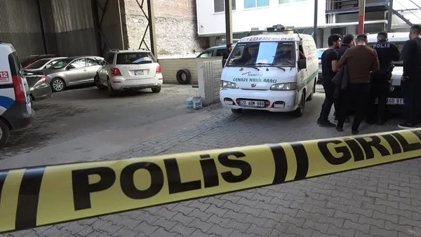 denizlide-is-haninda-supheli-olum-7-kattan-aracin-uzerine-dustu-1671194932066.jpg Denizli’de iş hanında şüpheli ölüm! 7. kattan aracın üzerine düştü - 2