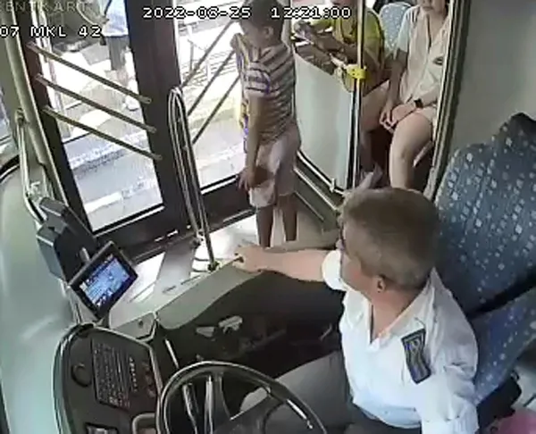 1661519996959.jpg Antalya'da ilginç anlar! Çocuklarını unutup otobüsten indiler - 2