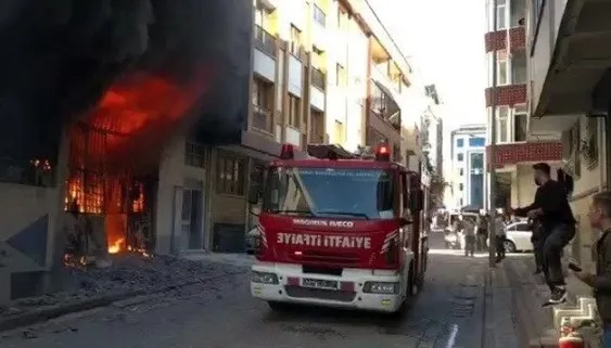 sultangazide-is-yerinde-yangin-cikti-alevlere-mudahale-ediliyor-1666607094361.jpg Sultangazi'de ayakkabı deposunda yangın! Alevlere müdahale edildi - 1