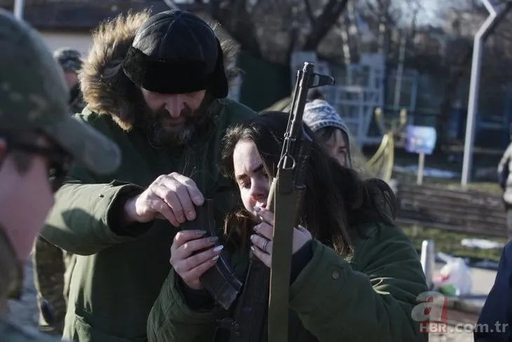 Ukrayna savaş için sivilleri eğitiyor! Kadın-Erkek 7’den 70’e cephede