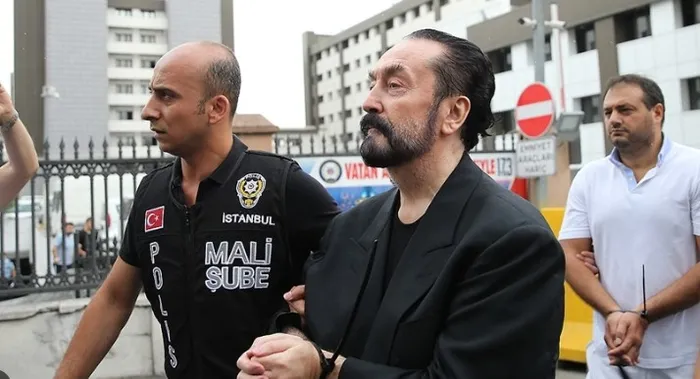 Adnan Oktar duruşmasında ilginç anlar! Kadın sanıkların iltifatlarını duyan Oktar’dan tuhaf tepki