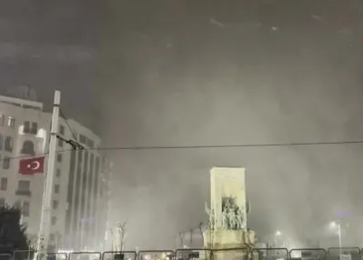 Taksim’de kar yağışı etkisini gösterdi